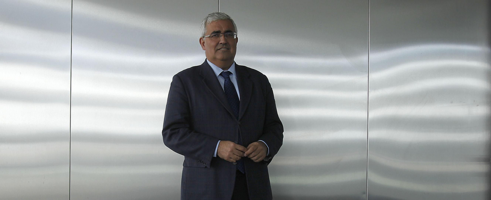 El máximo responsable del departamento de Economía y Conocimiento posa en su despacho, en la isla de la Cartuja.