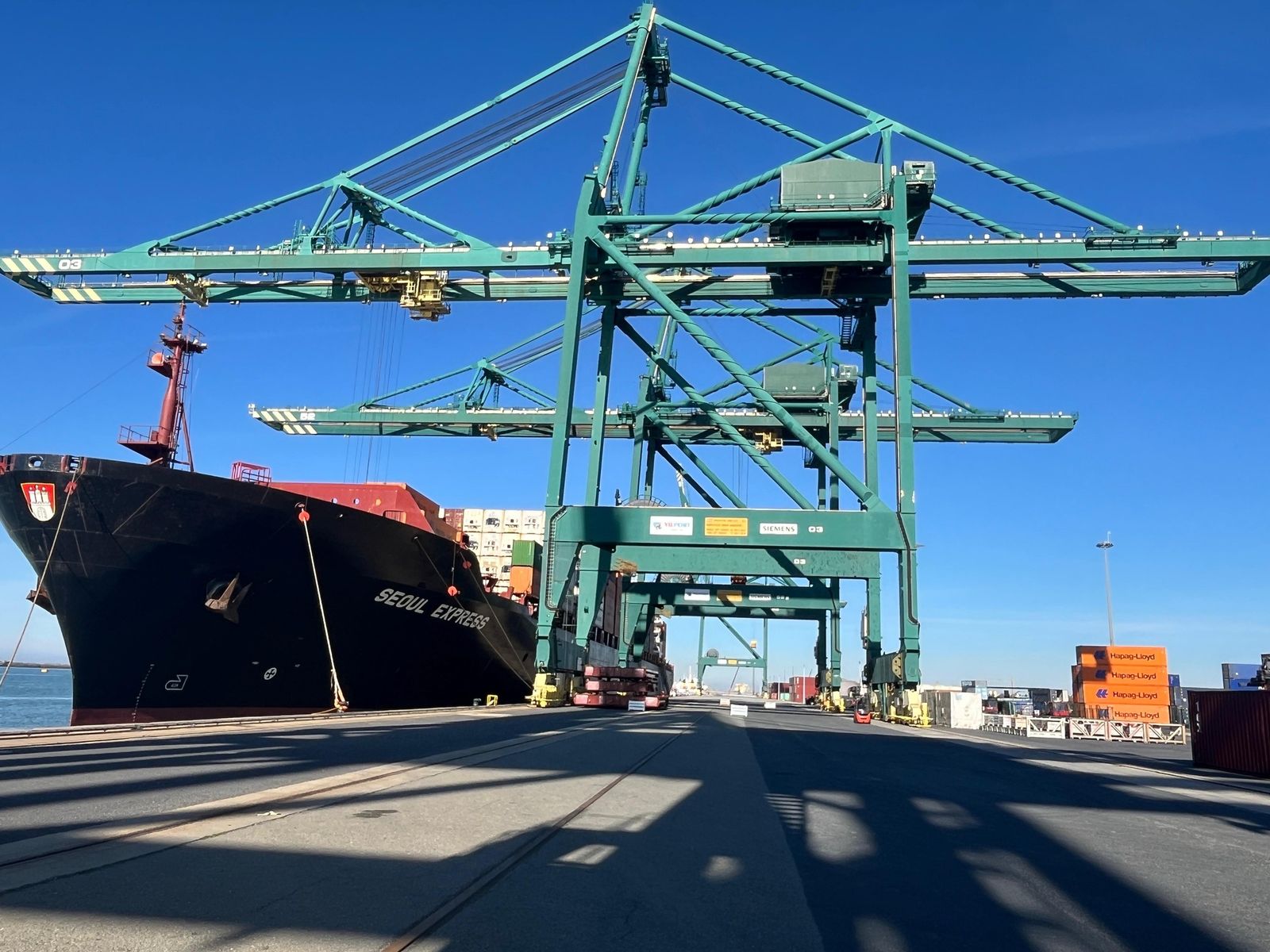 El 'Seoul Express', atracado en el Muelle Sur del Puerto de Huelva.
