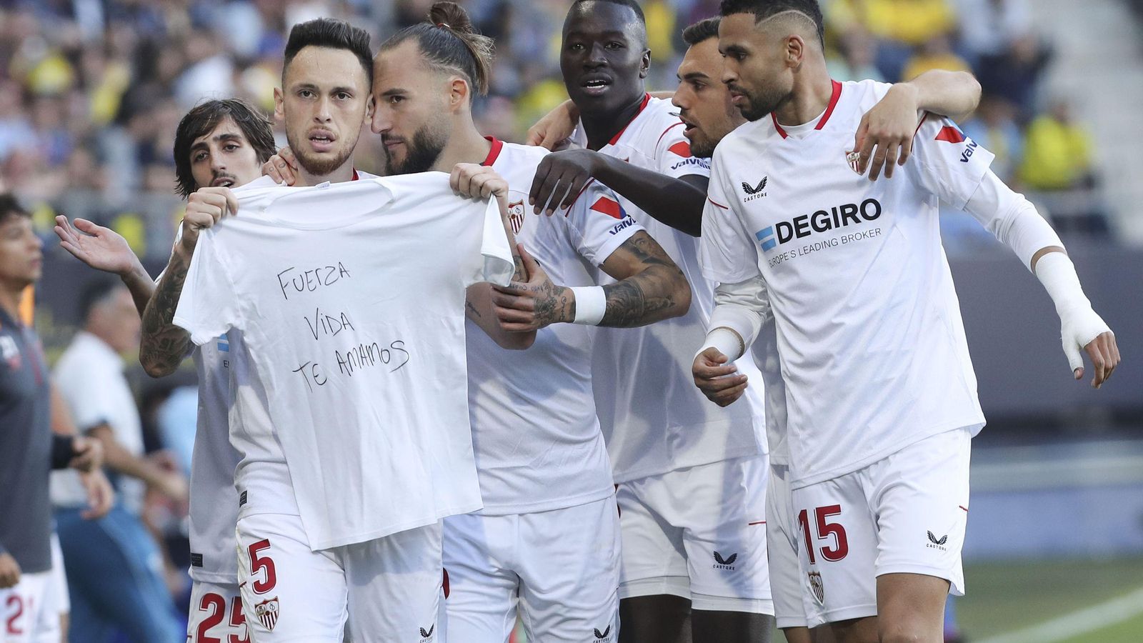 Ocampos celebra el 0-1 junto a sus compañeros, exhibiendo una camiseta de ánimo. Ocampos celebra el 0-1 junto a sus compañeros, exhibiendo una camiseta de ánimo.