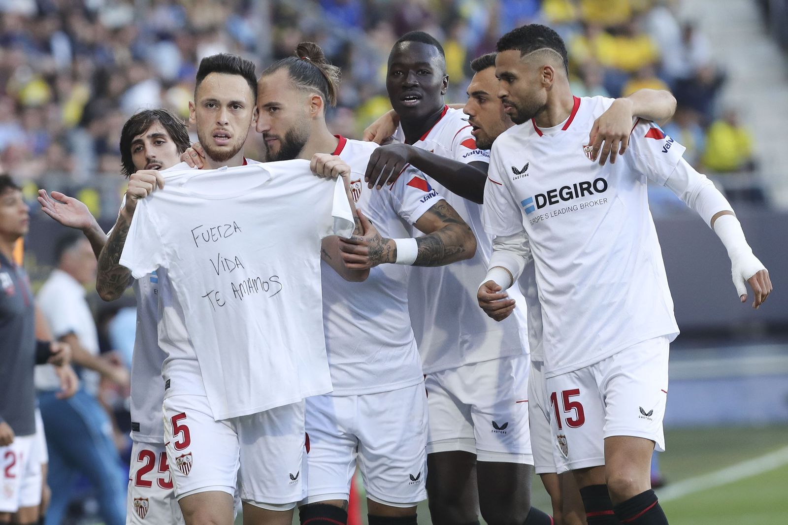 Ocampos celebra el 0-1 junto a sus compañeros, exhibiendo una camiseta de ánimo.