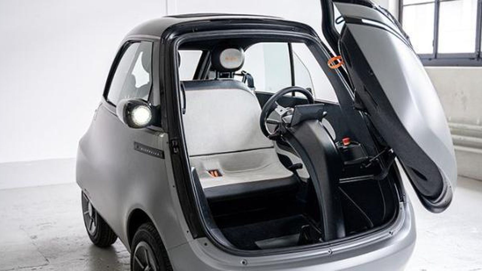 La apertura del acceso es, quizá, tan característica del Microlino como la forma de su carrocería.