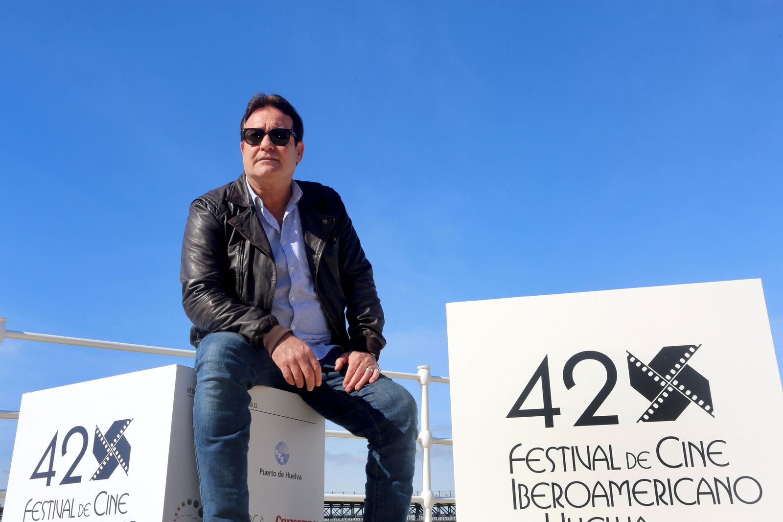 Jorge Perrugoría, ayer, durante una sesión de fotos en el Paseo de la Ría de la capital onubense.