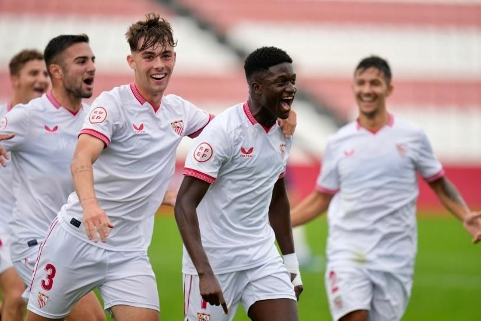 Bakary Sow celebra su decisivo gol con otros compañeros.