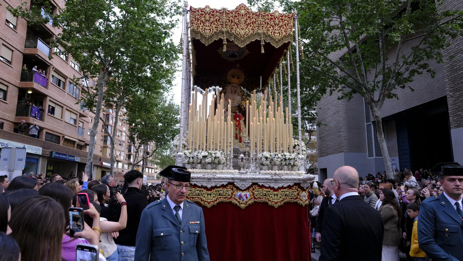 Pasión vuelve a su Iglesia de Santa Teresa azotada por la lluvia