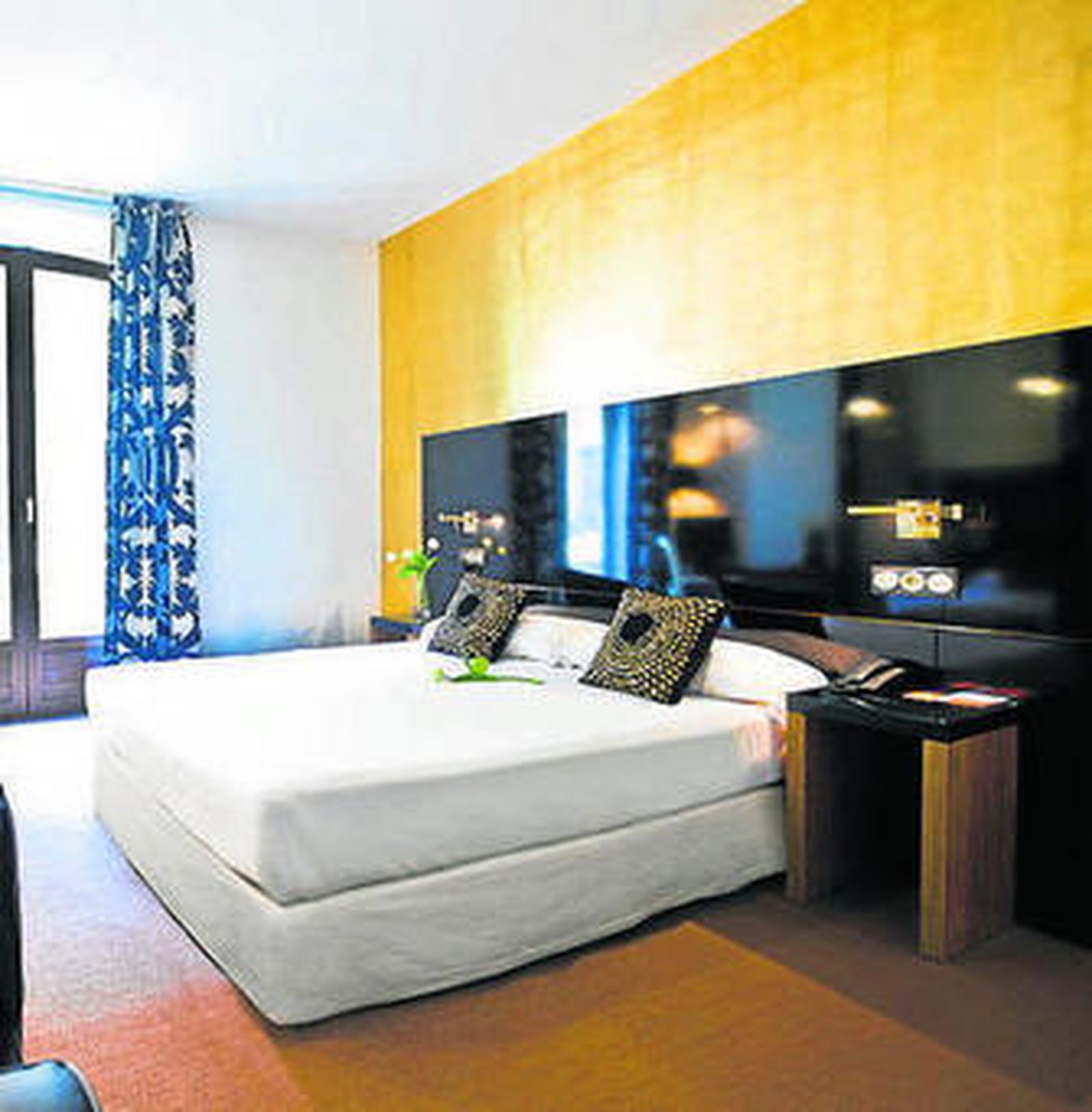 1. Terraza del Hotel Leo de Granada. 2. Sala de recepción que tiene este edificio hotelero. 3. Vistas del patio interior que tiene el edificio. 4. Una de las habitaciones del hotel de la ciudad.