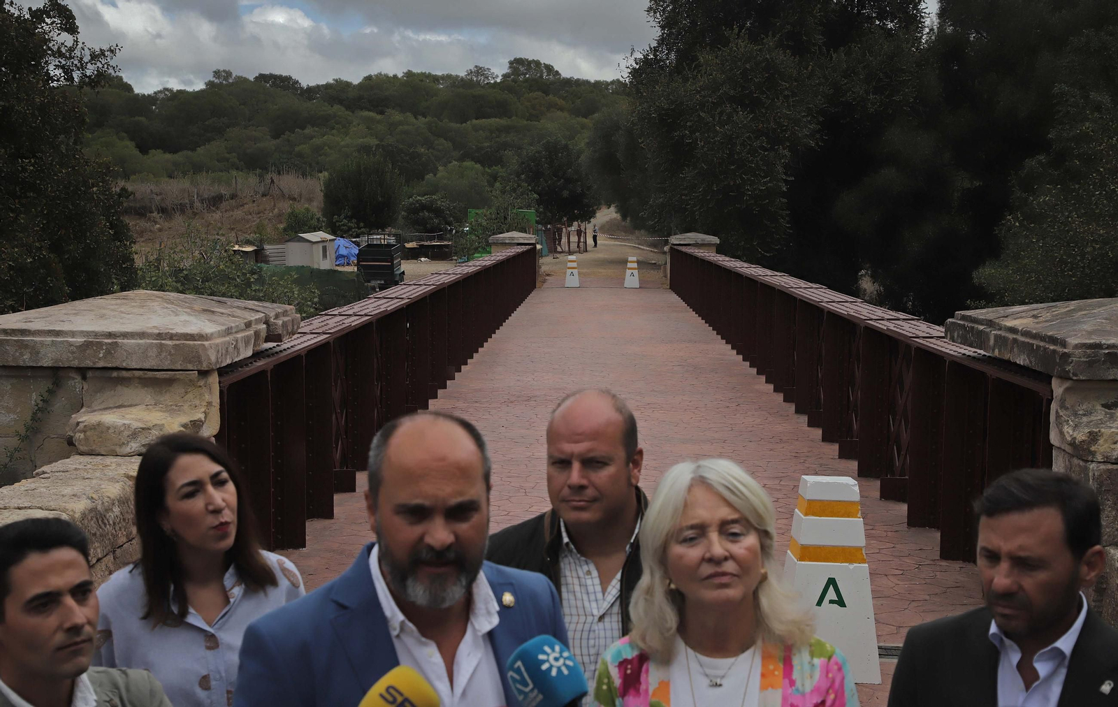 Fotos de la visita del Puente de Hierro del río Palmones tras la finalización de las obras de rehabilitación realizadas por la Junta de Andalucía en Los Barrios