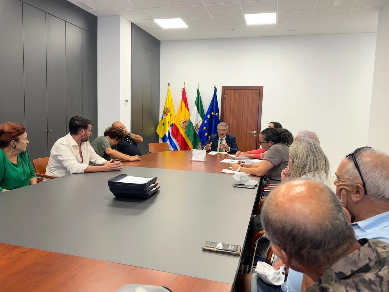 Francisco Salado, alcalde de Rincón de la Victoria, anunciando que se descarta el proyecto del embarcadero de La Cala del Moral