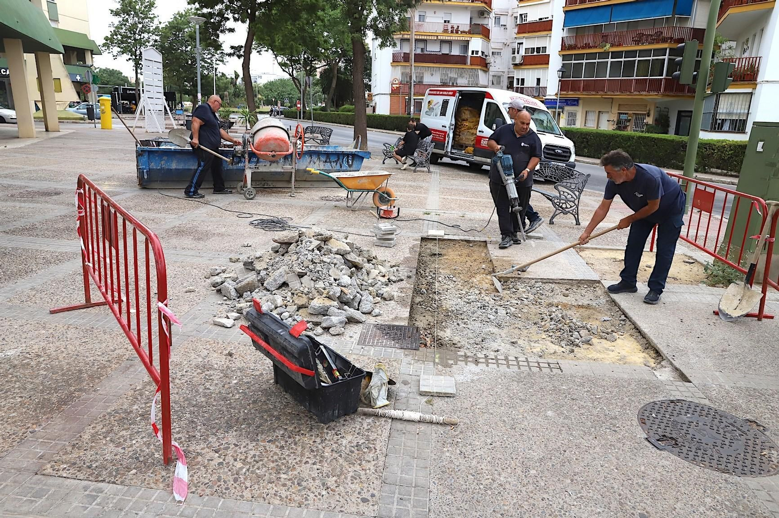 Trabajos para arreglar la solería en el Parque Atlántico.
