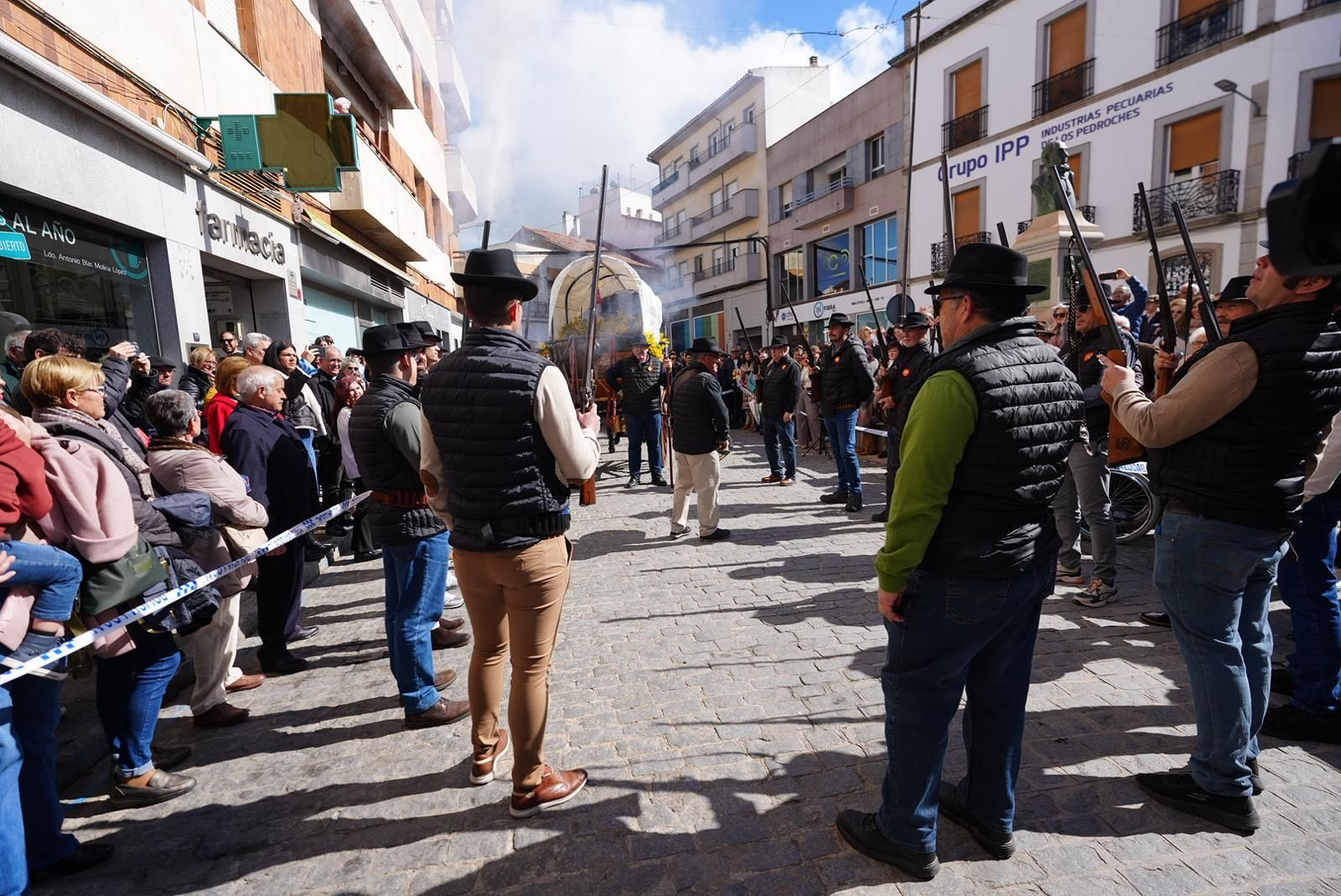 Bailes tradicionales y despedida del carro Virgen de Luna