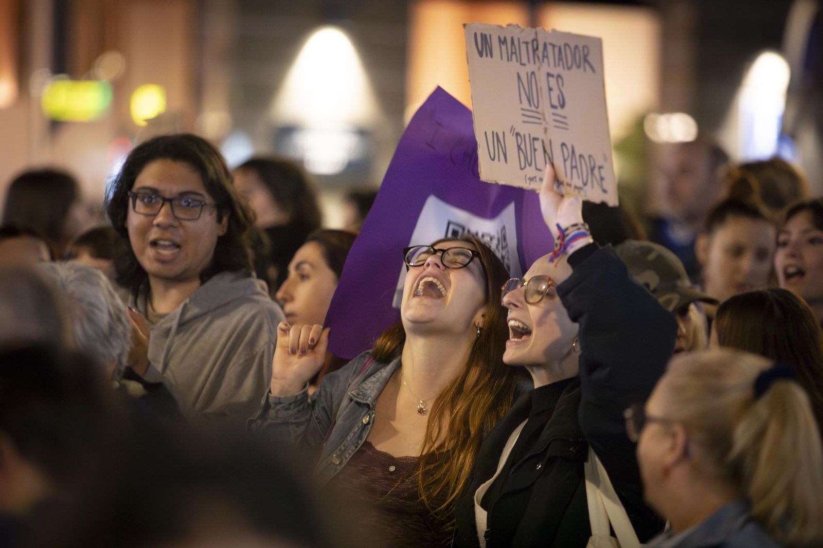 Todas las imágenes de la movilización de Granada contra la violencia machista este 25N