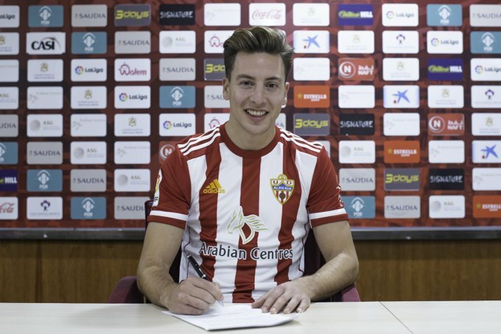 Francis posa como jugador del Almería.