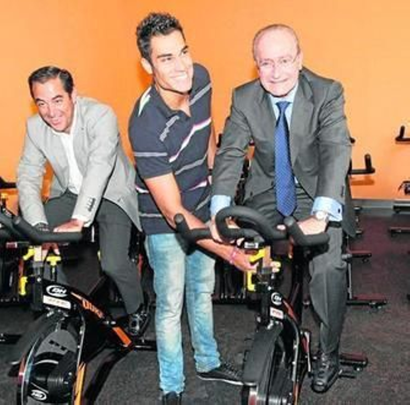 Francisco de la Torre, ayer, mientras comprobaba las instalaciones del centro deportivo El Cónsul. Francisco de la Torre, ayer, mientras comprobaba las instalaciones del centro deportivo El Cónsul.