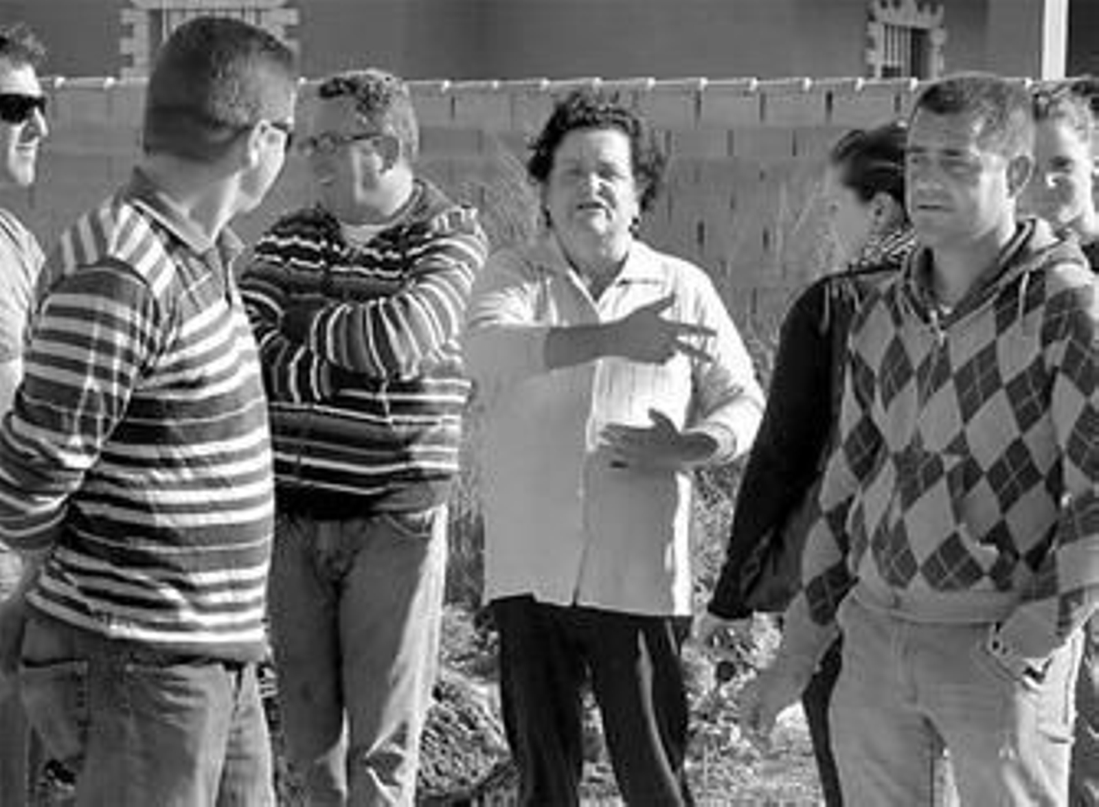 La grúa termina de demoler la vivienda ilegal, cuyos enseres fueron retirados momentos antes.