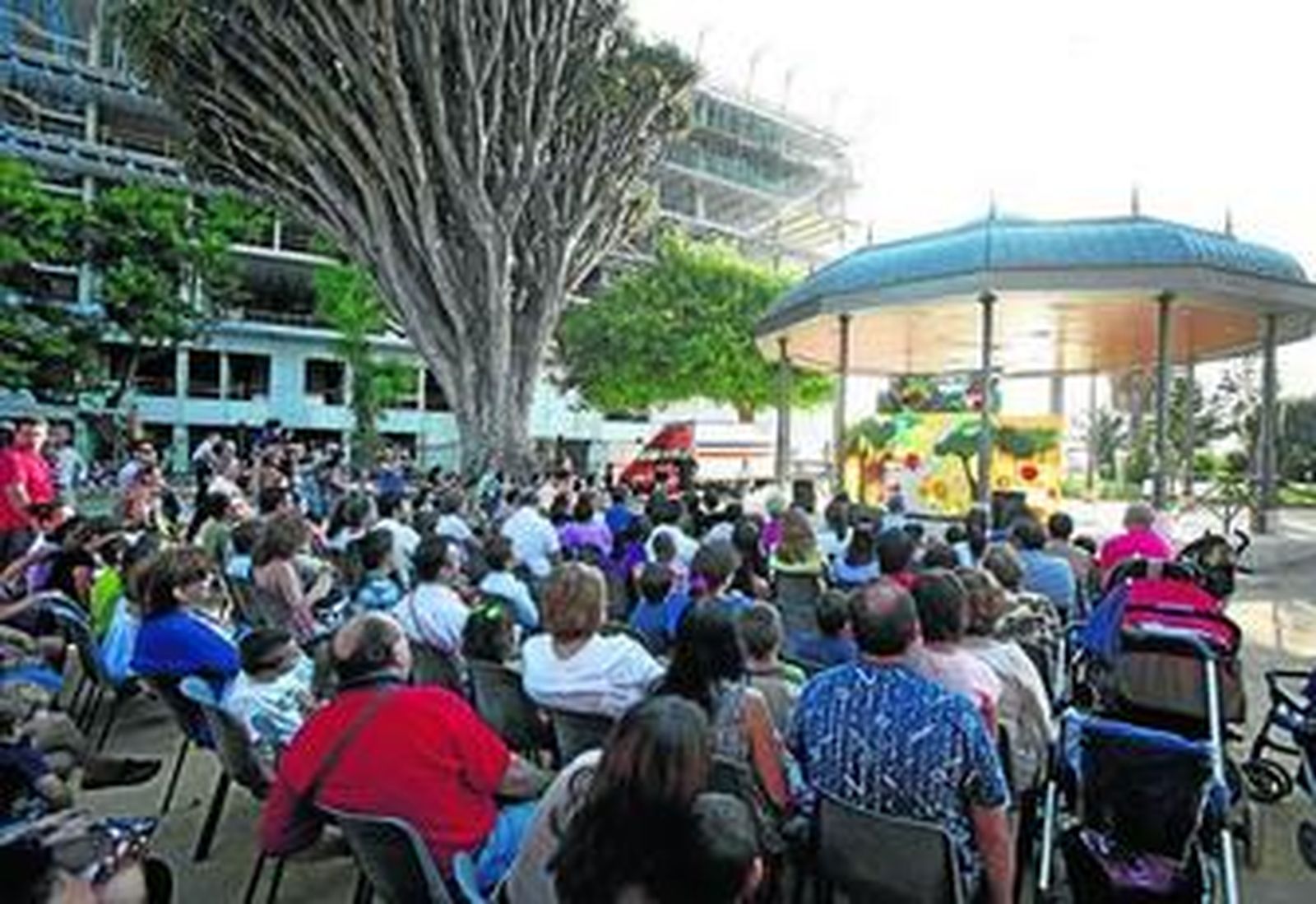 El templete del parque Genovés también fue escenario de representación de títeres.