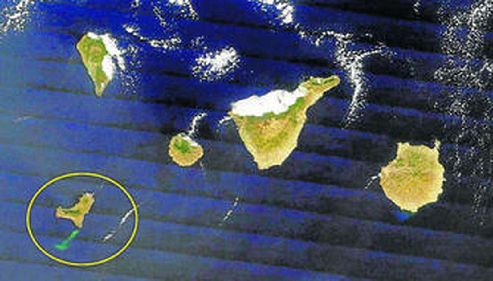Imagen aérea facilitada por la NASA de la isla de El Hierro, escenario de una erupción volcánica bajo el mar.