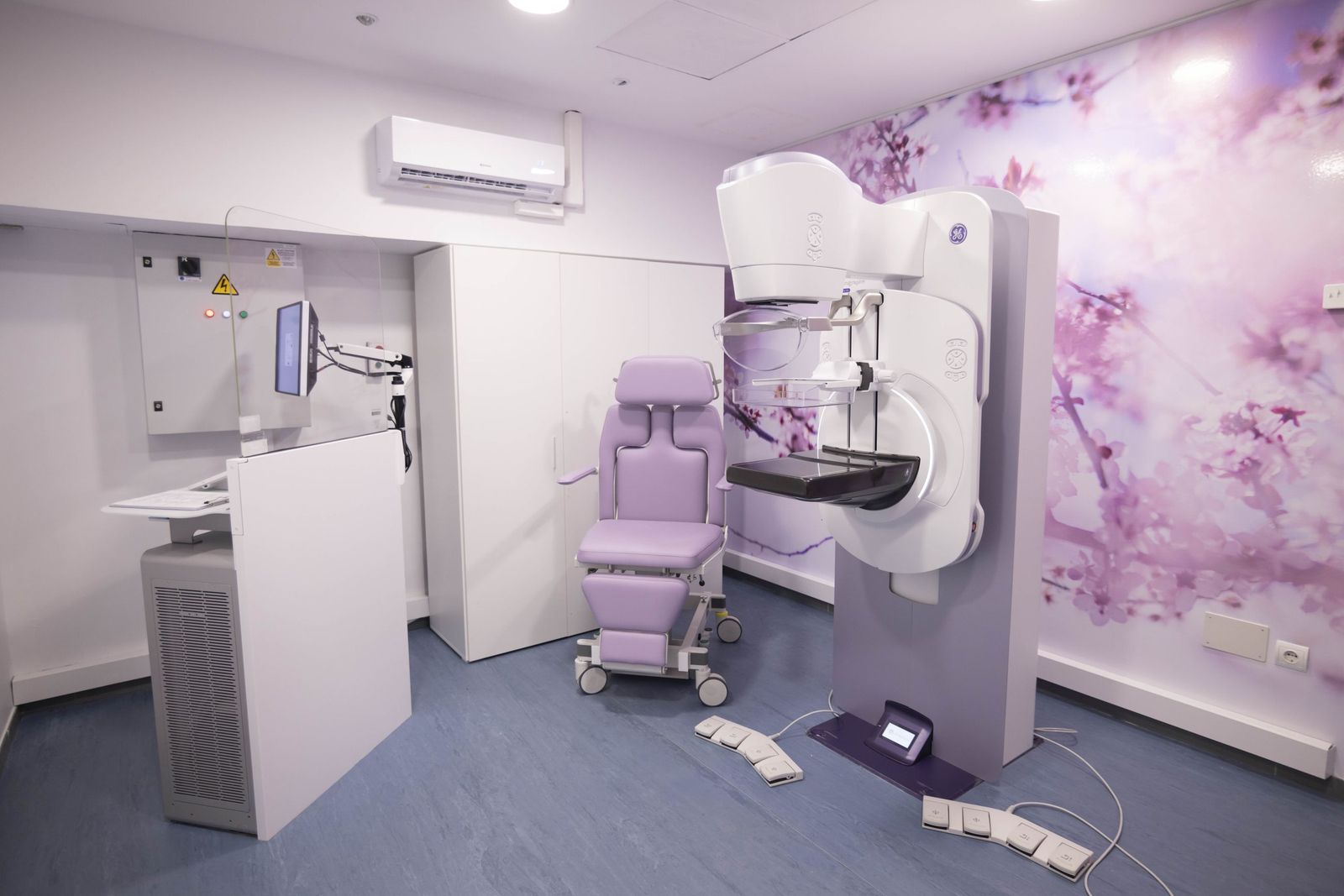 Sala de mamografía en el Hospital Quirónsalud Huelva.