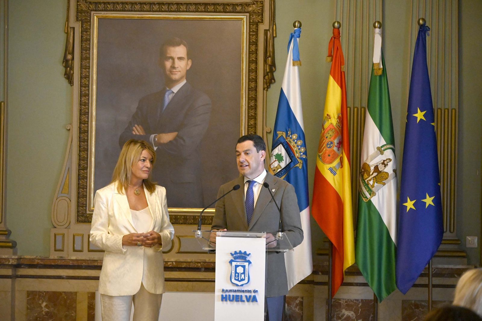 Visita de Juanma Moreno al Ayuntamiento de Huelva, en Imágenes