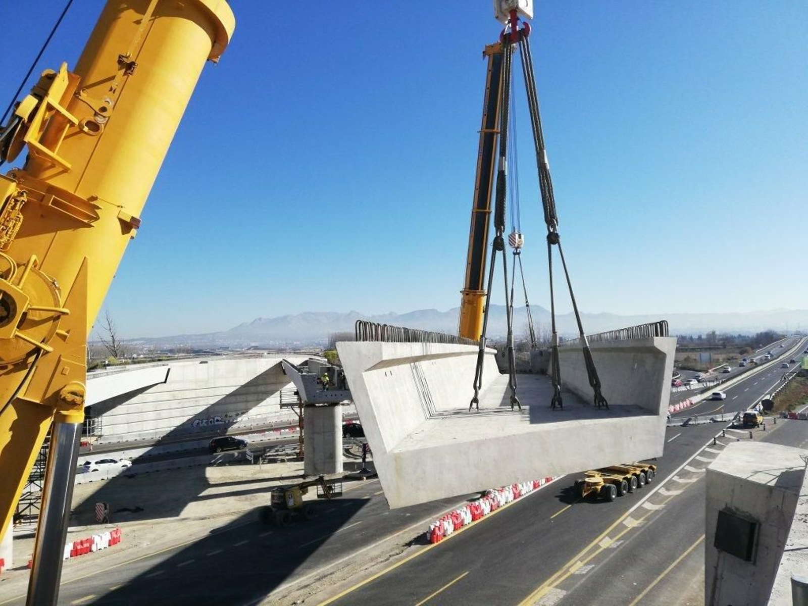 Colocación de la última viga del puente sobre la A-92G