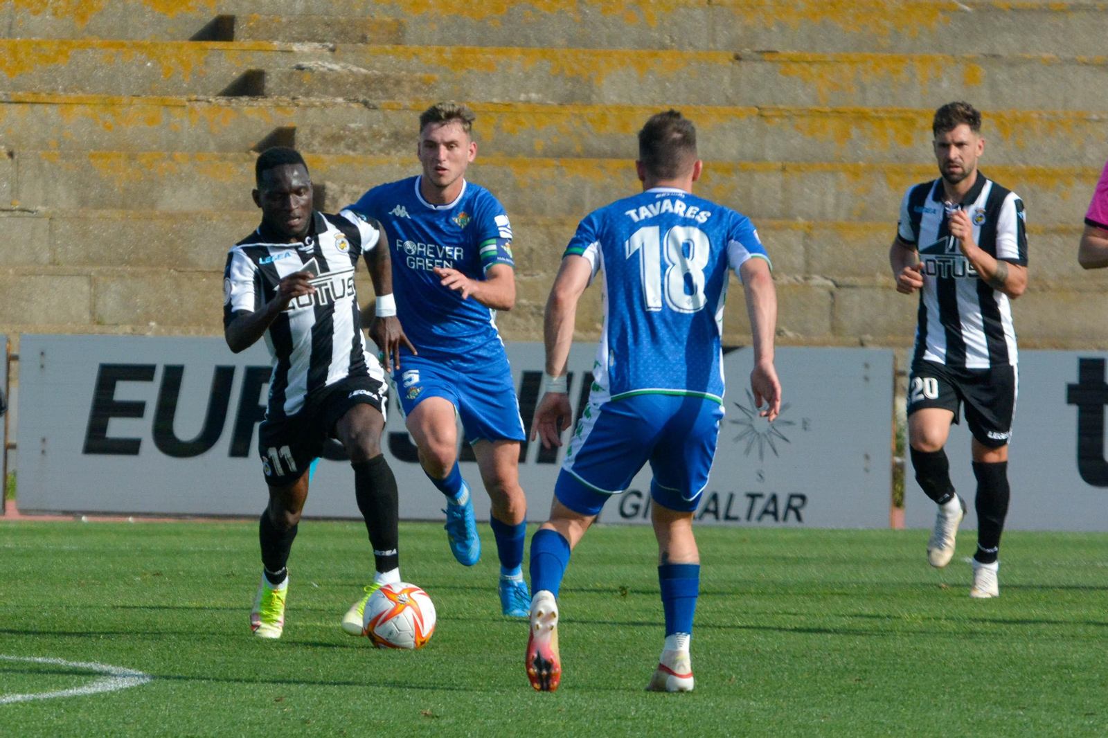 Koroma avanza con el balón durante el Balona-Betis Deportivo