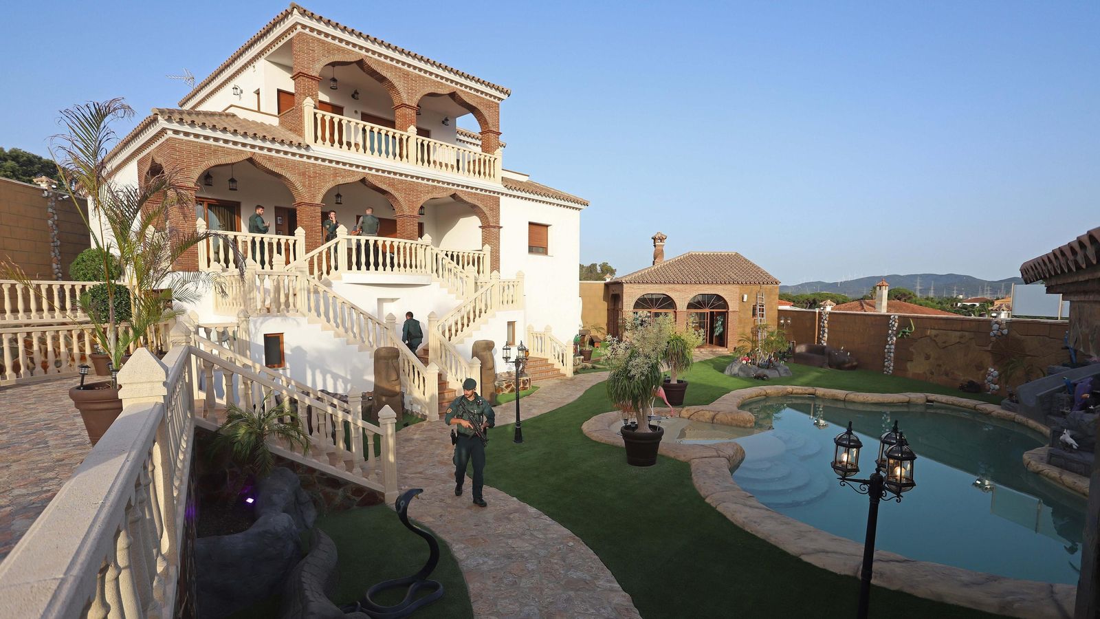 La casa registrada, la piscina y el comedor cubierto al fondo.