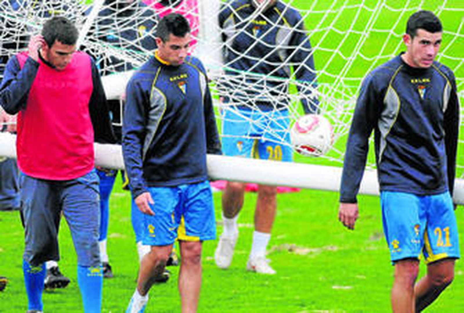 Carlos Caballero carga con una portería durante un entrenamiento, flanqueado por Fran Cortés y José Miguel Caballero.