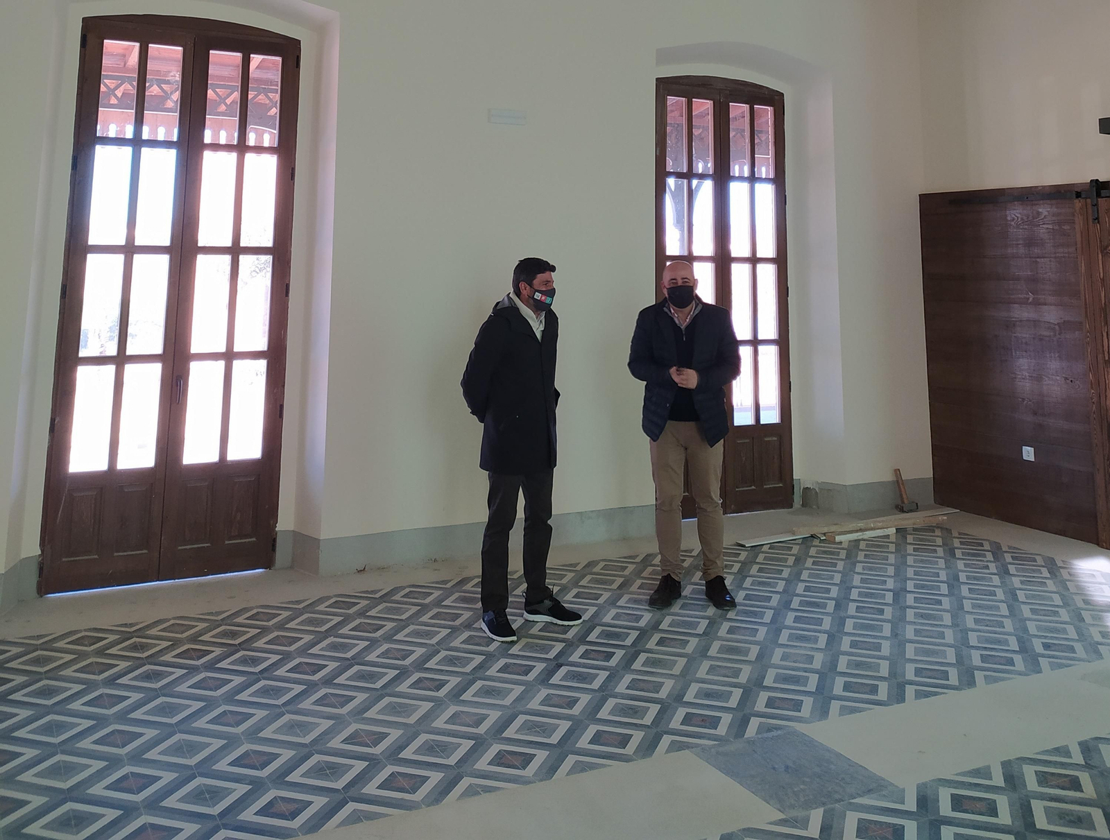 El alcalde comprueba el espacio en la estación de ferrocarril.