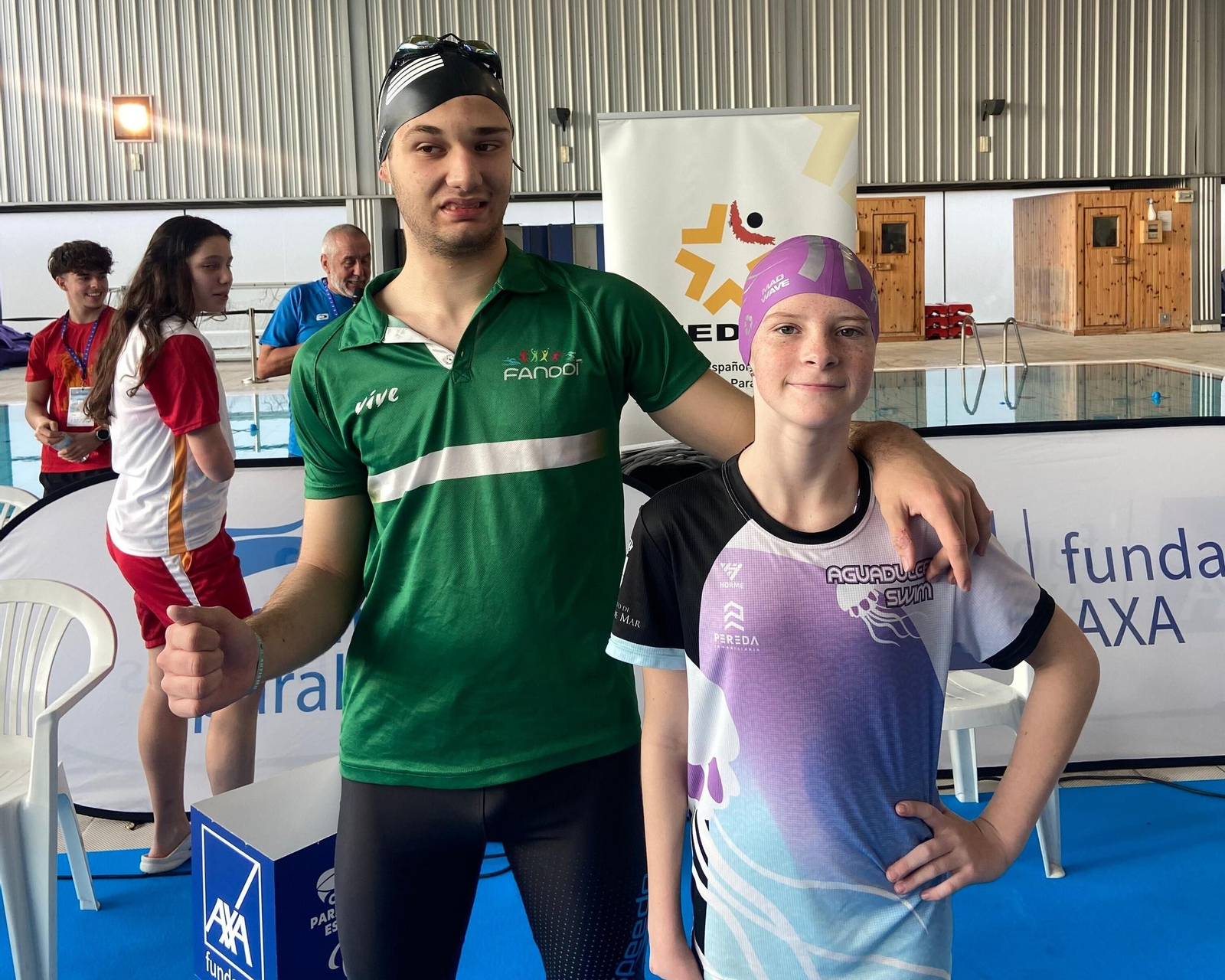 Anastasiia Mykhaliuk, del Aguadulce Swim, y Óscar Otero, del CD VAS, ante de participar en una de las pruebas del campeonato.