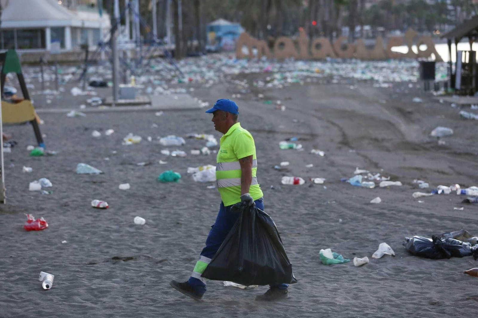 Así han amanecido las playas de Málaga tras la noche de San Juan