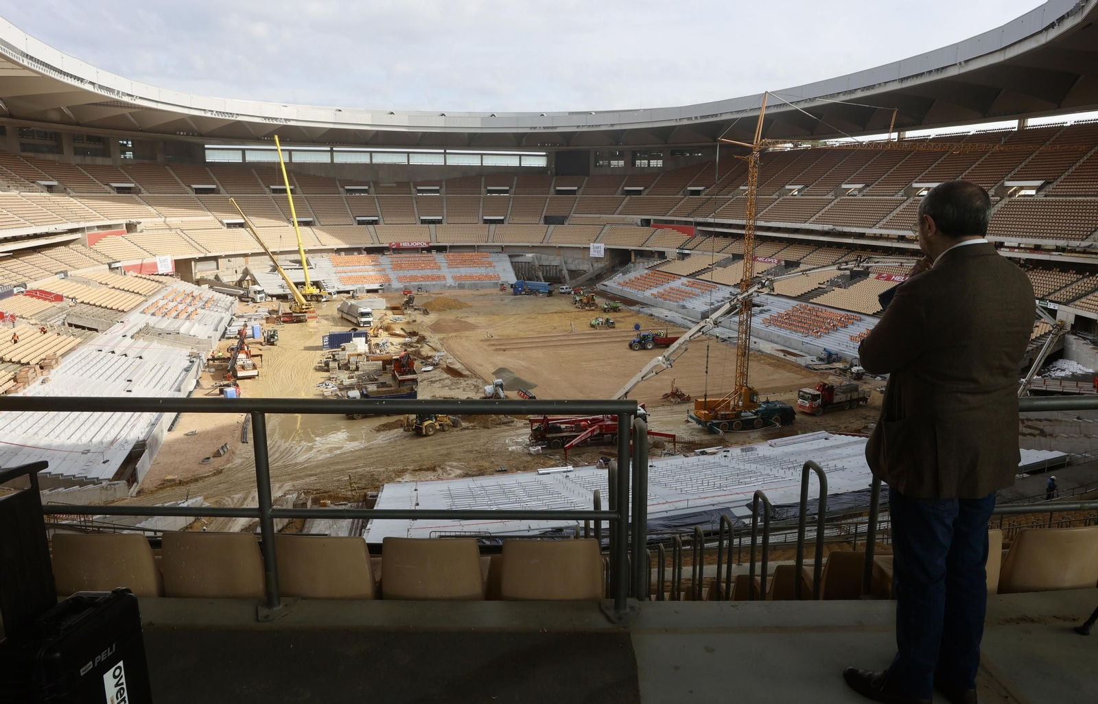 Visita del presidente de la R Federación Española de Fútbol a las obras del  Estadio de La Cartuja