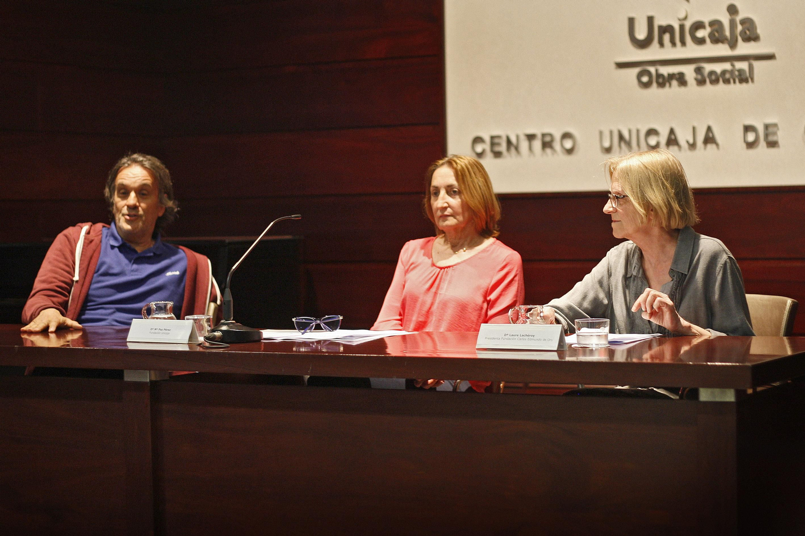 El realizador Manuel Iborra junto María Paz Pérez, responsable del CUC, y la presidenta de la Fundación Ory, Laura Lachéroy.