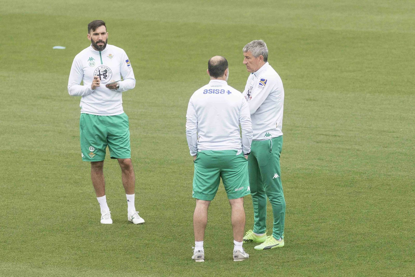 Quique Setién dialoga con sus ayudantes en el entrenamiento.