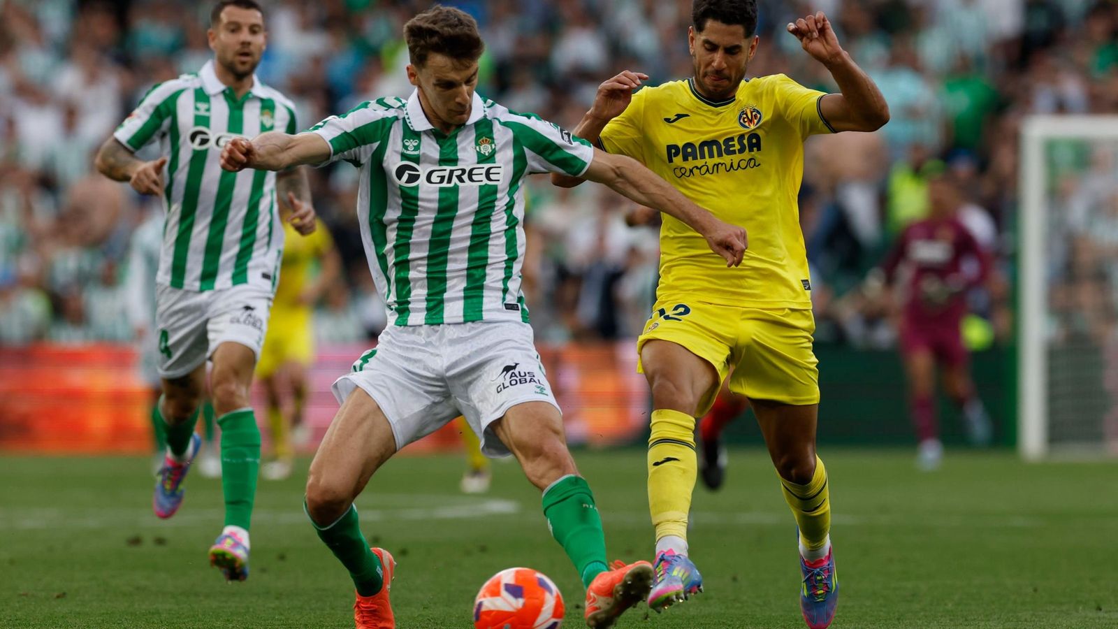 Diego Llorente disputa un balón con Ayoze durante el encuentro de la pasada temporada en Heliópolis.