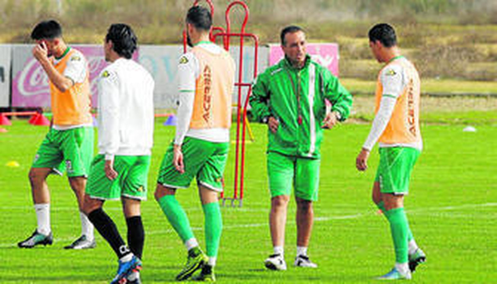 Oltra dialoga con Raúl de Tomás en presencia de Rodas, Ríos y Manu Romero.