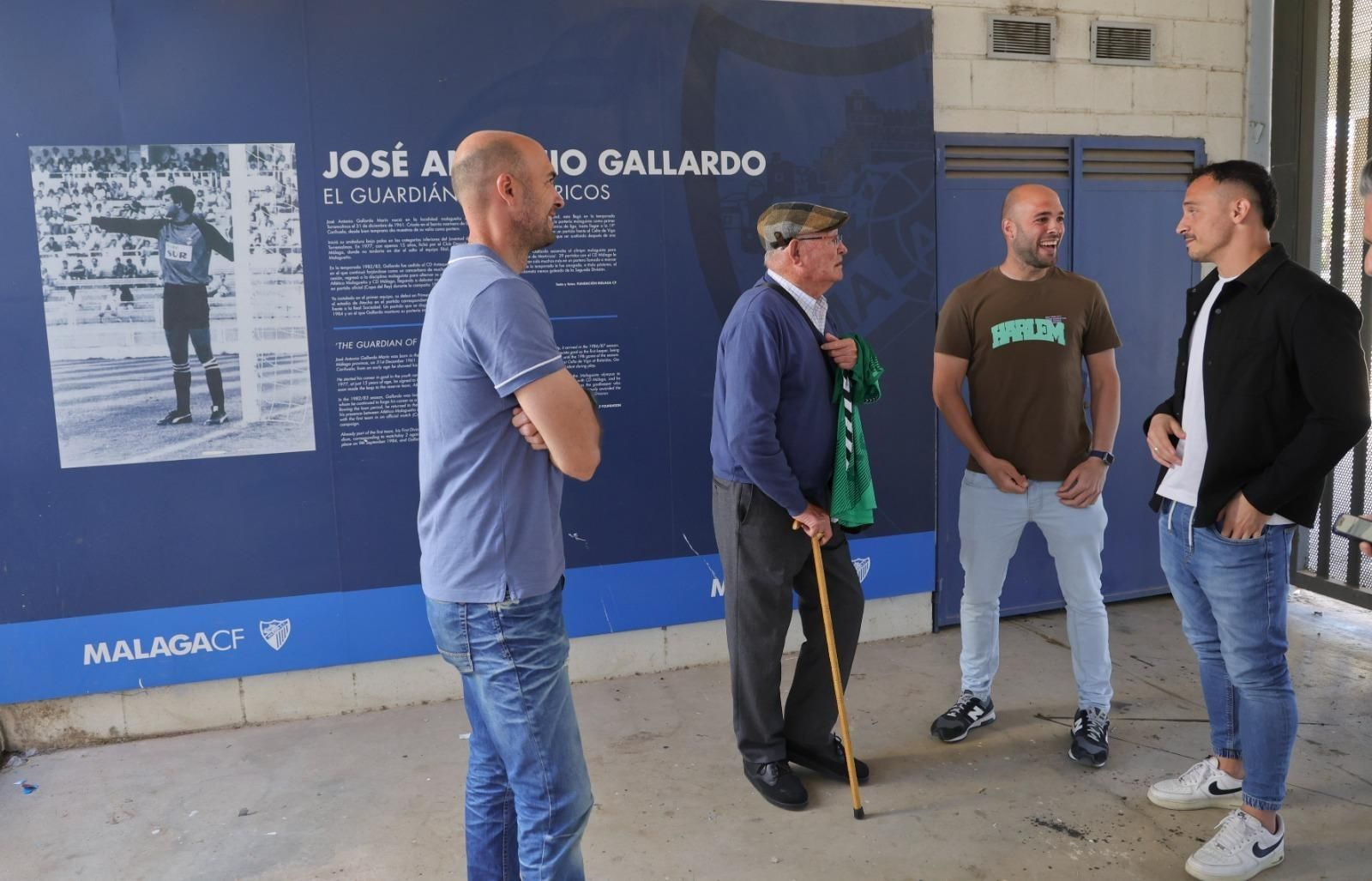 La entrega de la camiseta a la familia Gallardo por parte de Alfonso Herrero La entrega de la camiseta a la familia Gallardo por parte de Alfonso Herrero