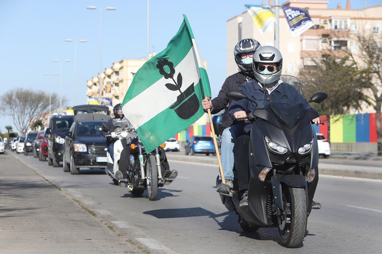 Cabecera de la caravana de vehículos de trabajadores municipales en su recorrido hoy por las calles de Jerez.