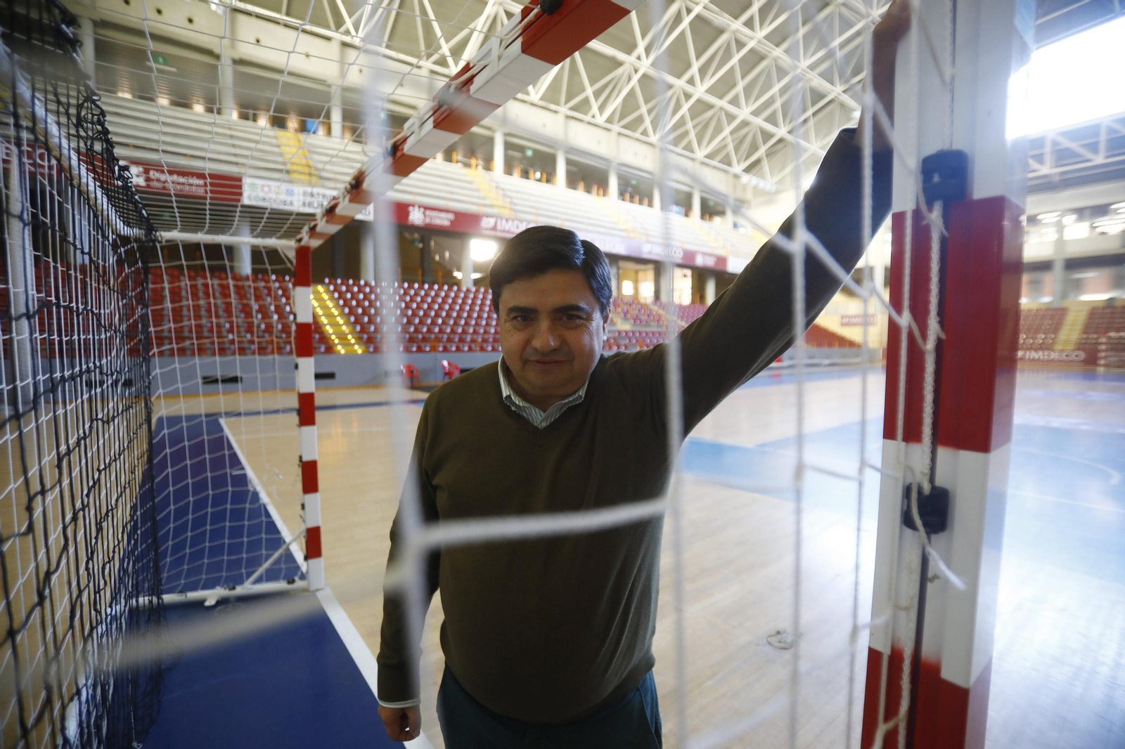 José García Román posa para 'el Día' en una portería de Vista Alegre.
