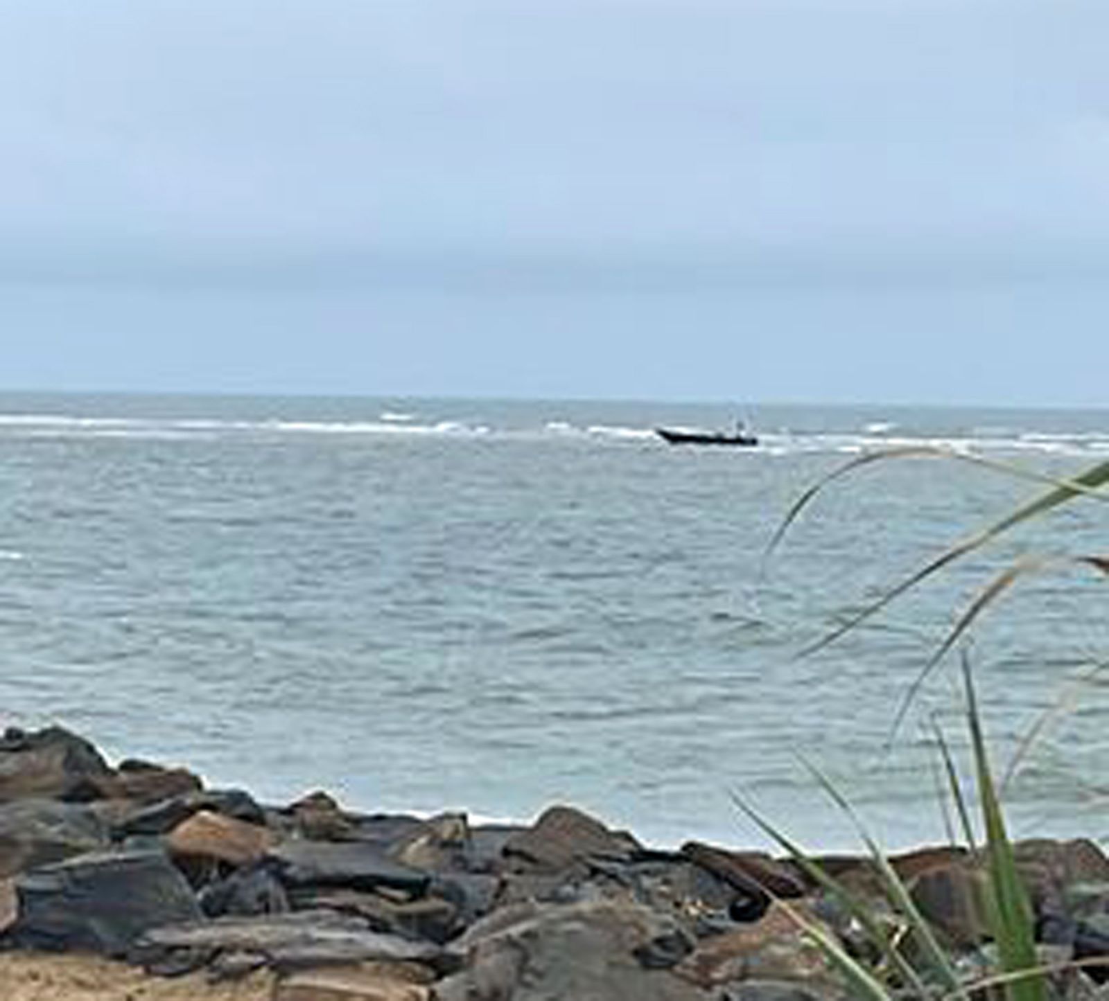 Embarcación semirrígida frente a la playa de Isla Canela