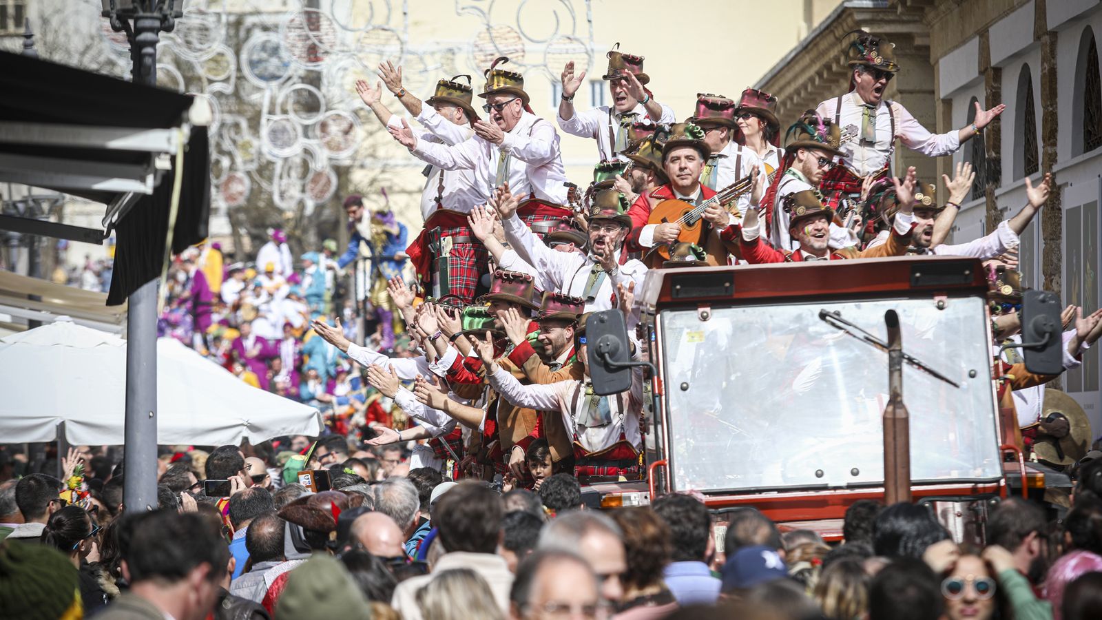 El coro 'Creaciones S.A.', en el carrusel del Mercado de Abastos.