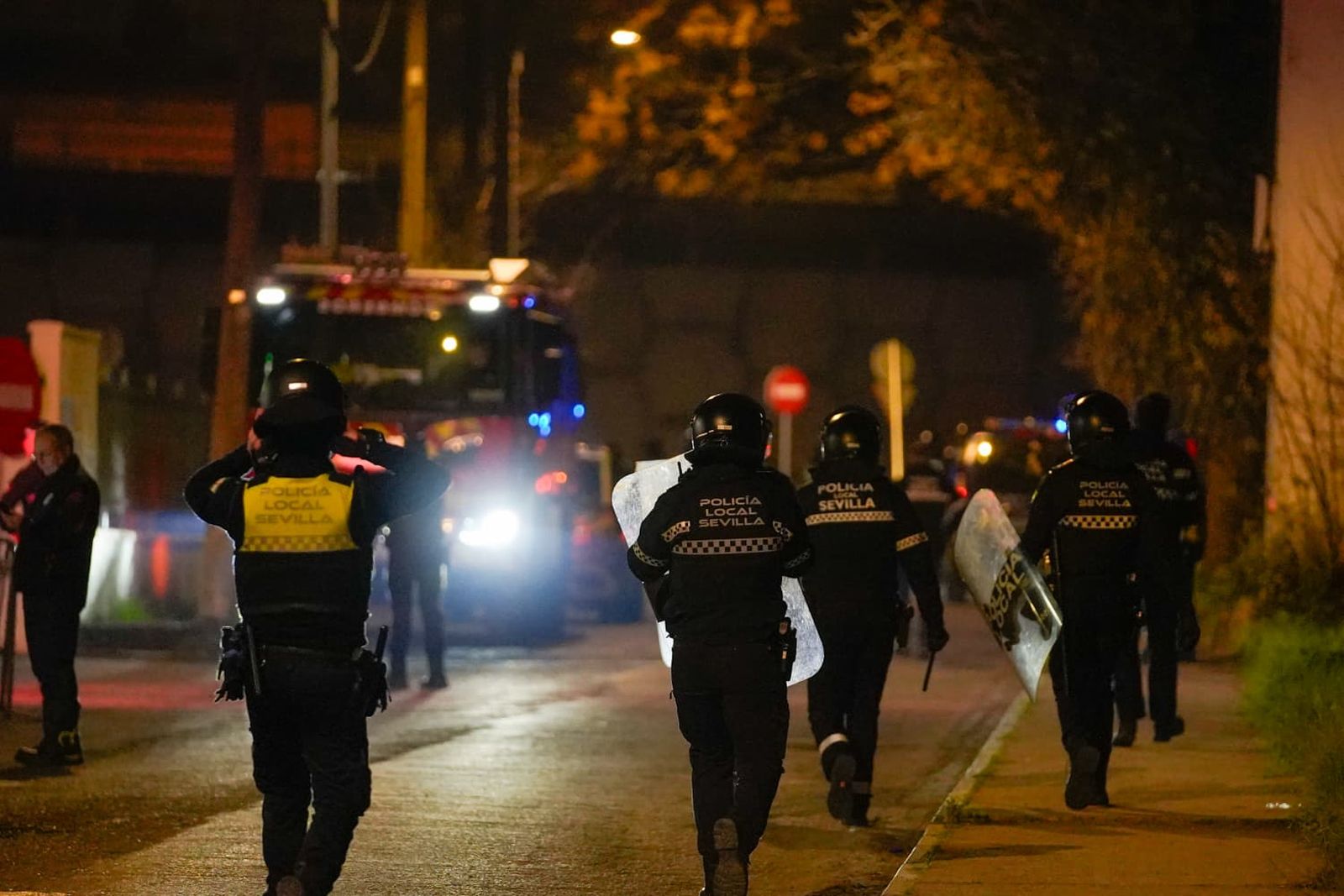 El derribo de la gasolinera de Alcosa, todas las fotos