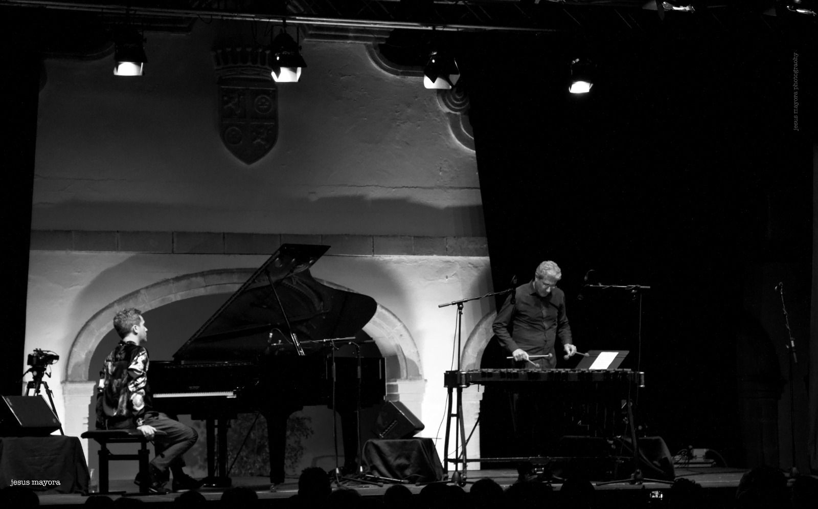 Los dos músicos, durante la actuación.