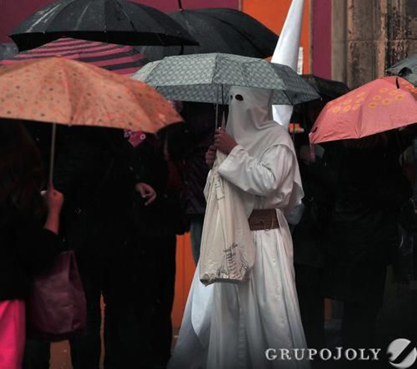 Nazarenos de la Hermandad del Dulce Nombre llegan a San Lorenzo con paraguas.

Foto: Juan Carlos Vazquez