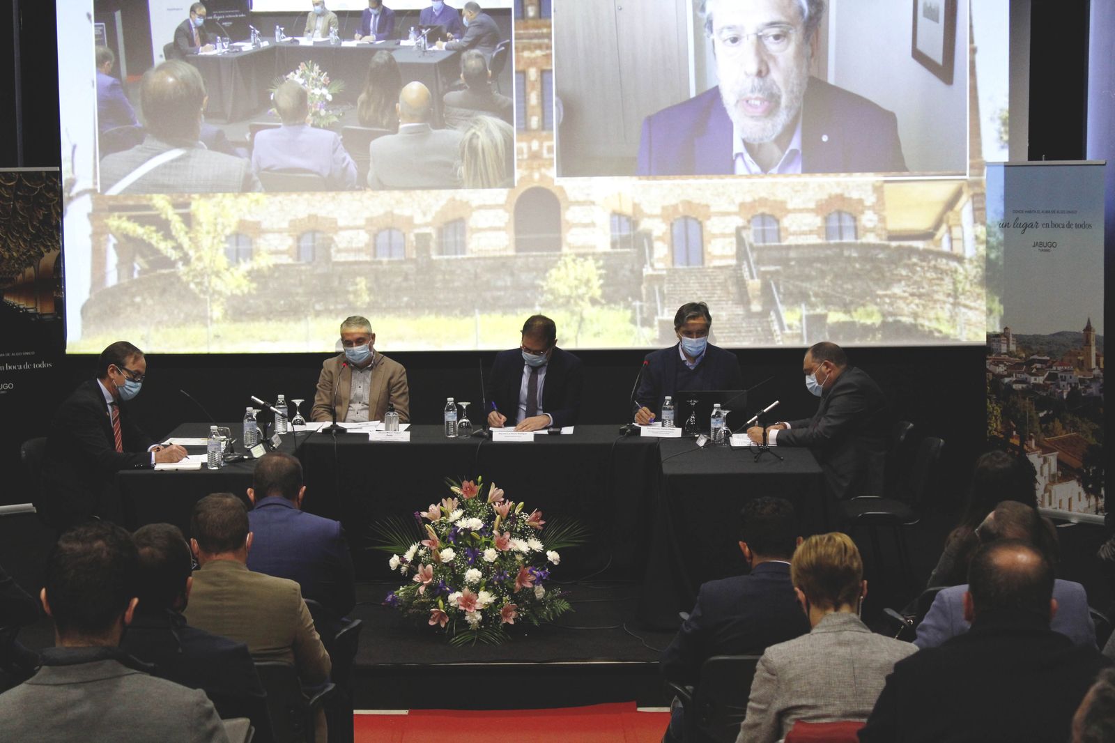 Una de las mesas redondas que tuvieron lugar en la localidad de Jabugo.