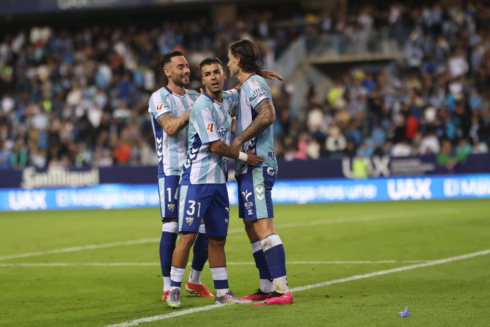 Las fotos del imponente ambiente en La Rosaleda en el Málaga - Córdoba CF