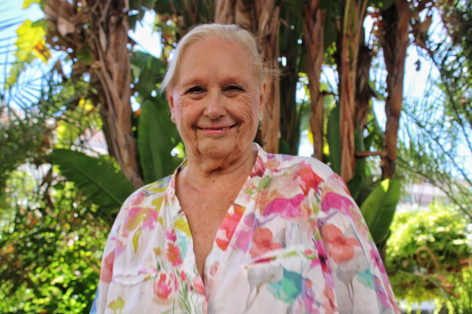 La artista Marta-Cora Castro sonríe ante la cámara durante la entrevista