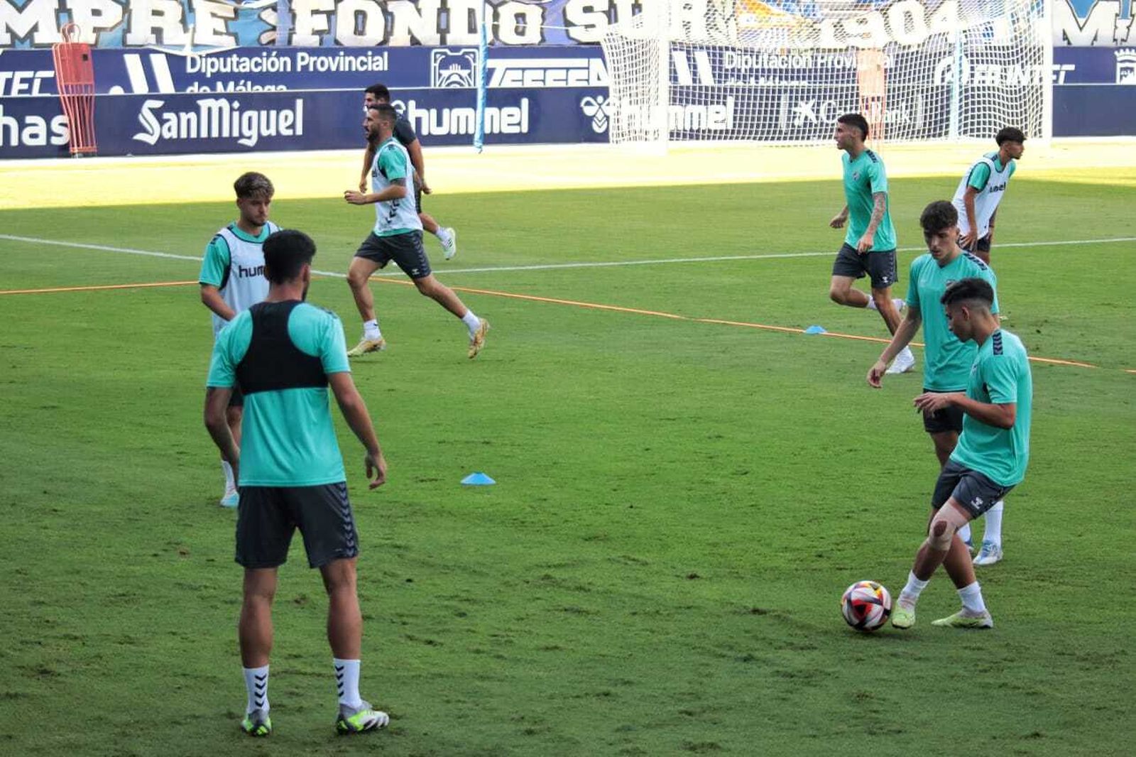 La sesión del Málaga CF antes de partir hacia Castellón, en imágenes