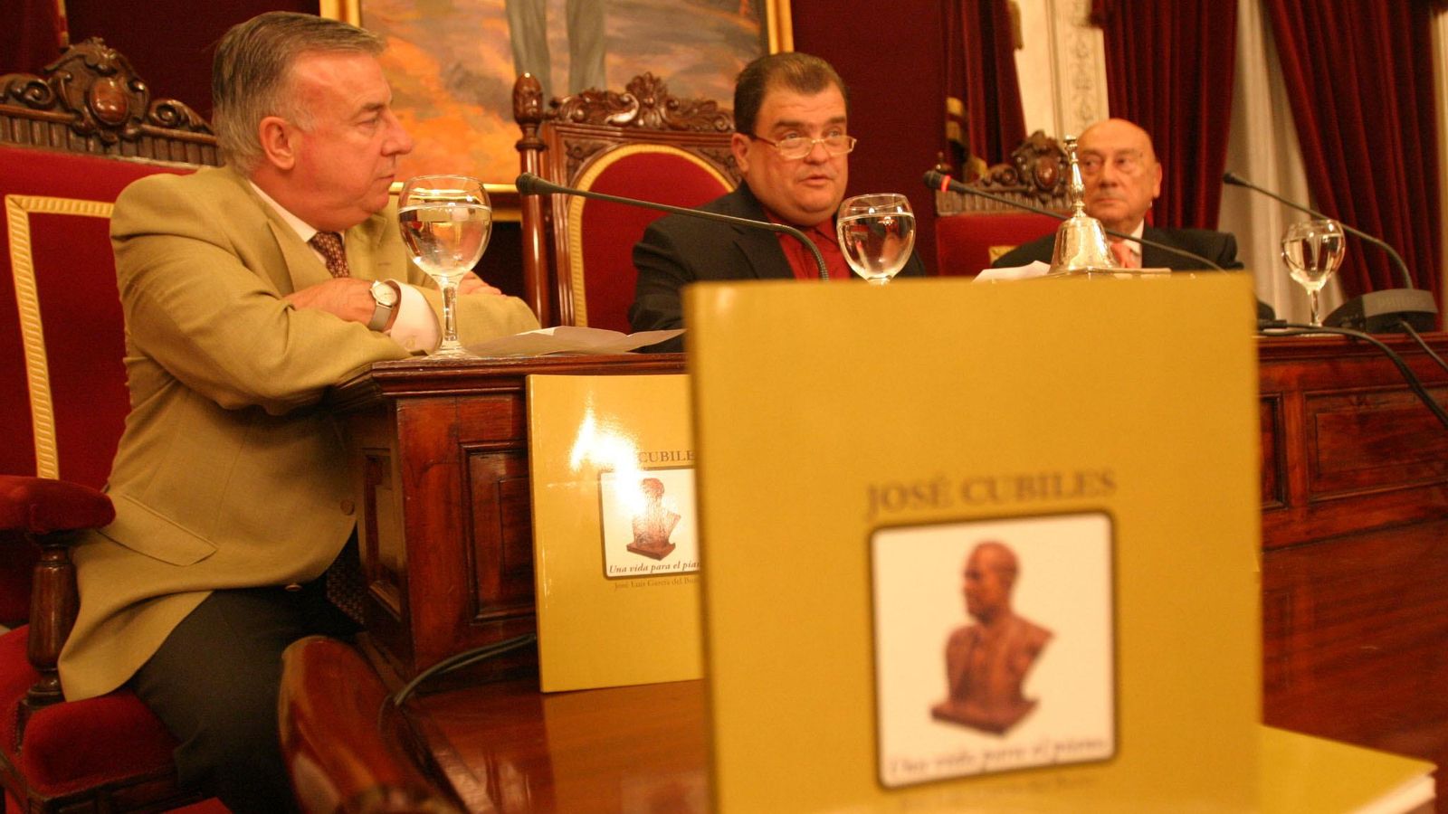José Luis García del Busto (izquierda), junto al entonces concejal Antonio Castillo, presentó su libro en Cádiz en 2005.