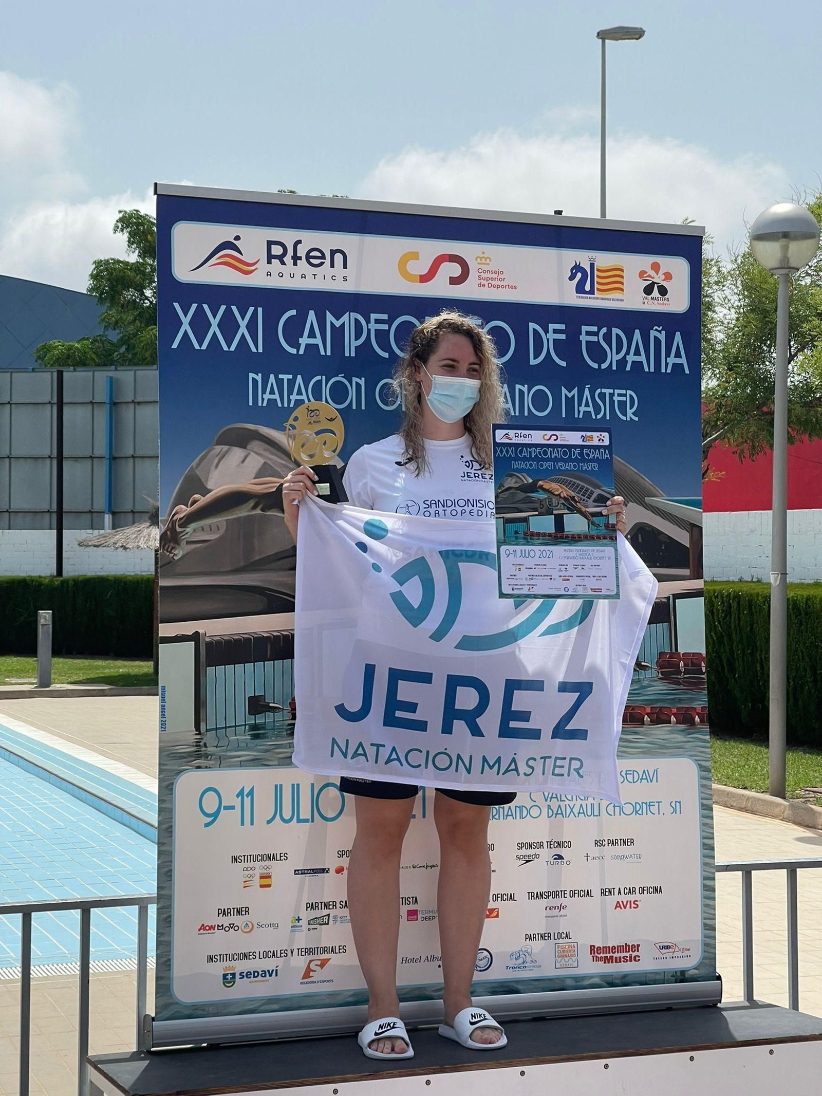 Mónica Santos, capitana del equipo femenino, en el podio.