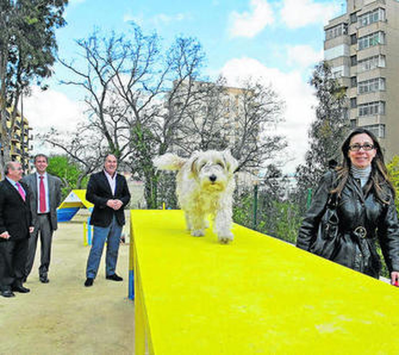 Un perro prueba la nueva instalación, bajo la mirada de Landaluce.