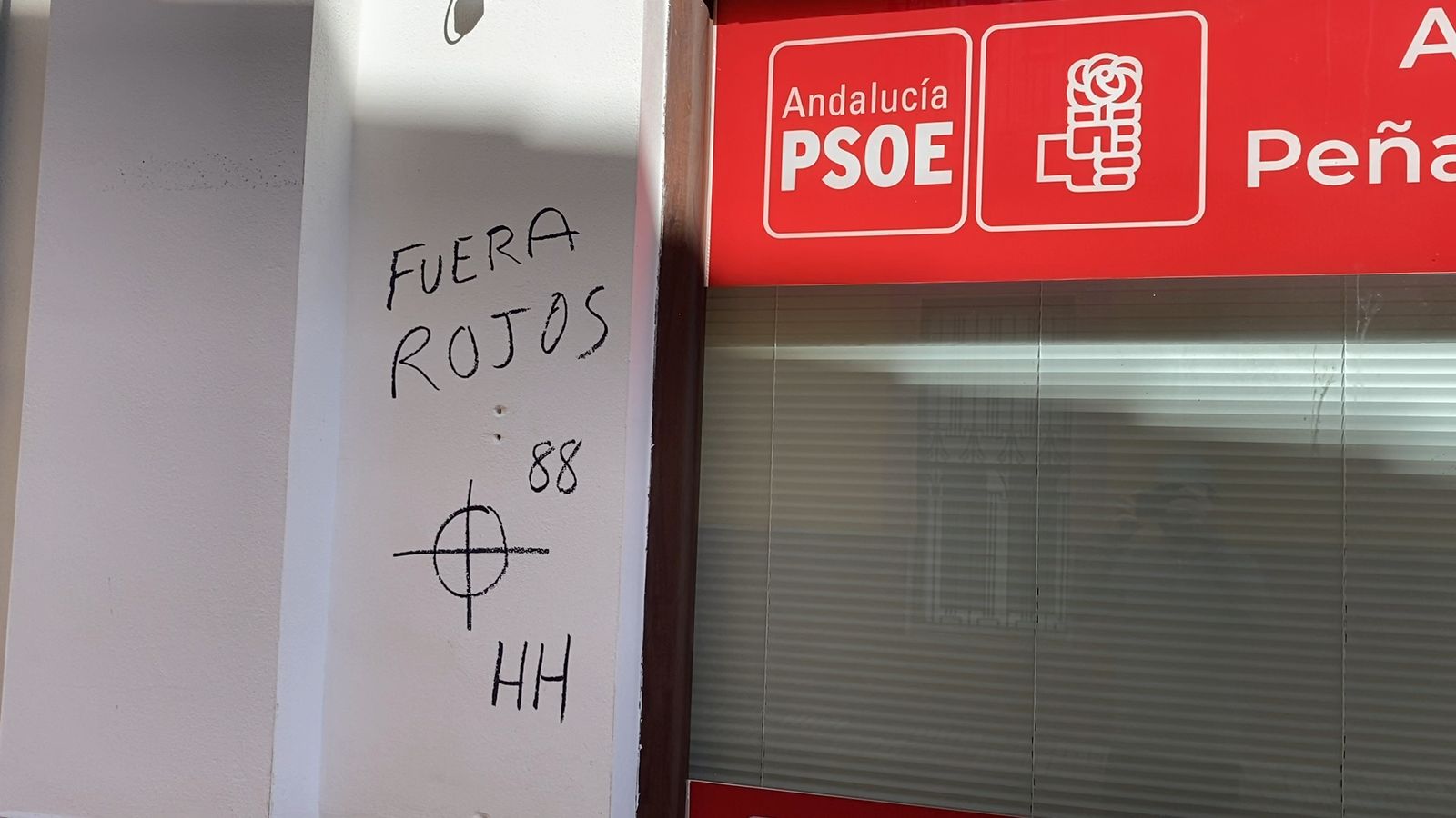 Pintadas nazis en la sede del PSOE de Peñarroya-Pueblonuevo
