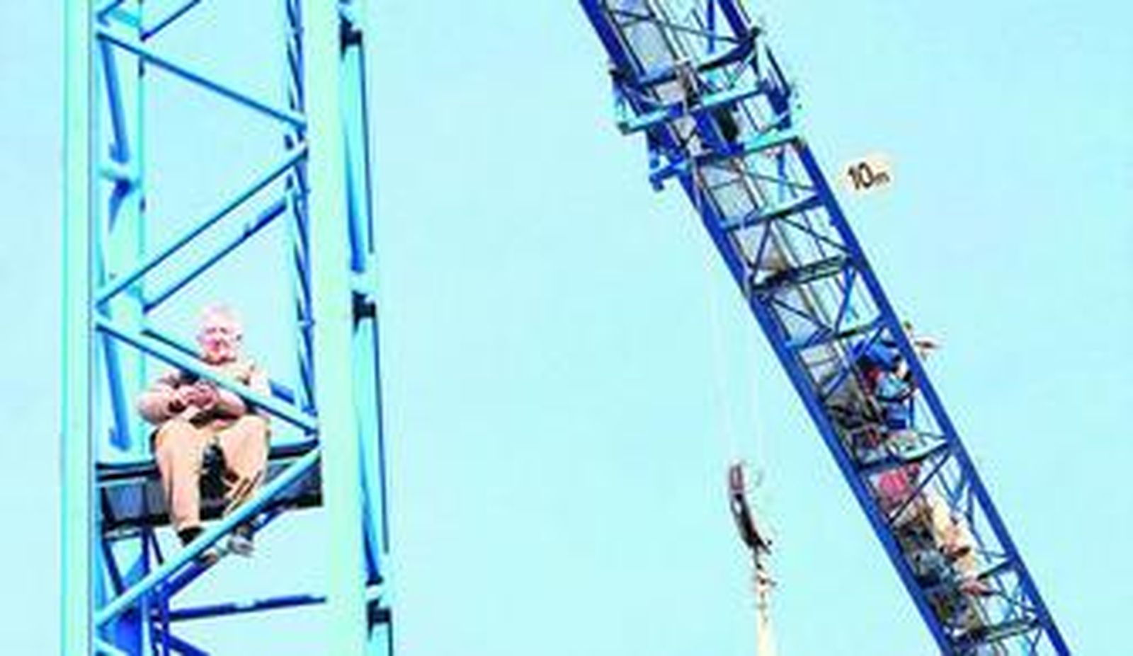 Los empresarios se subieron en febrero de 2009 a una grúa.